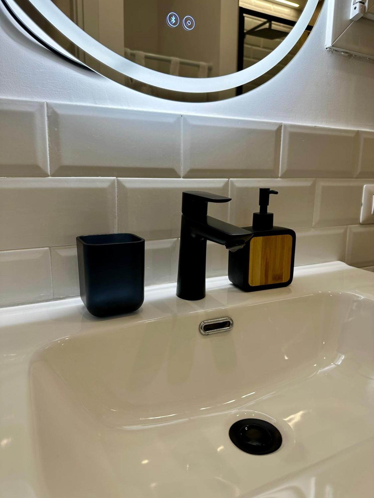 Lr Deluxe Apartments - Porta Venezia - Bilocale Con Giardino Privato Милано Екстериор снимка